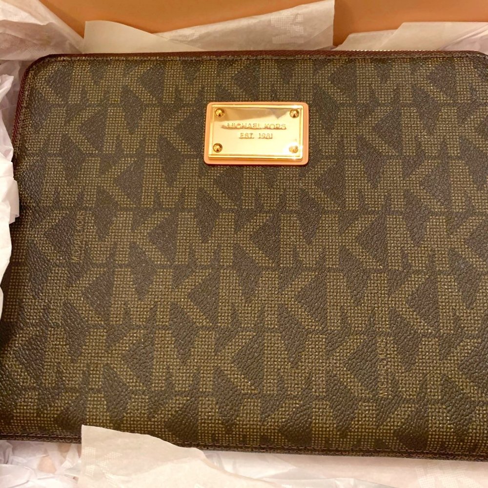 Michael Kors Multifunctional Clutch